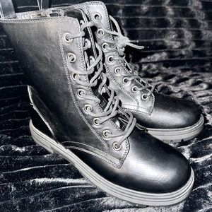 Black women’s combat boots- size 9